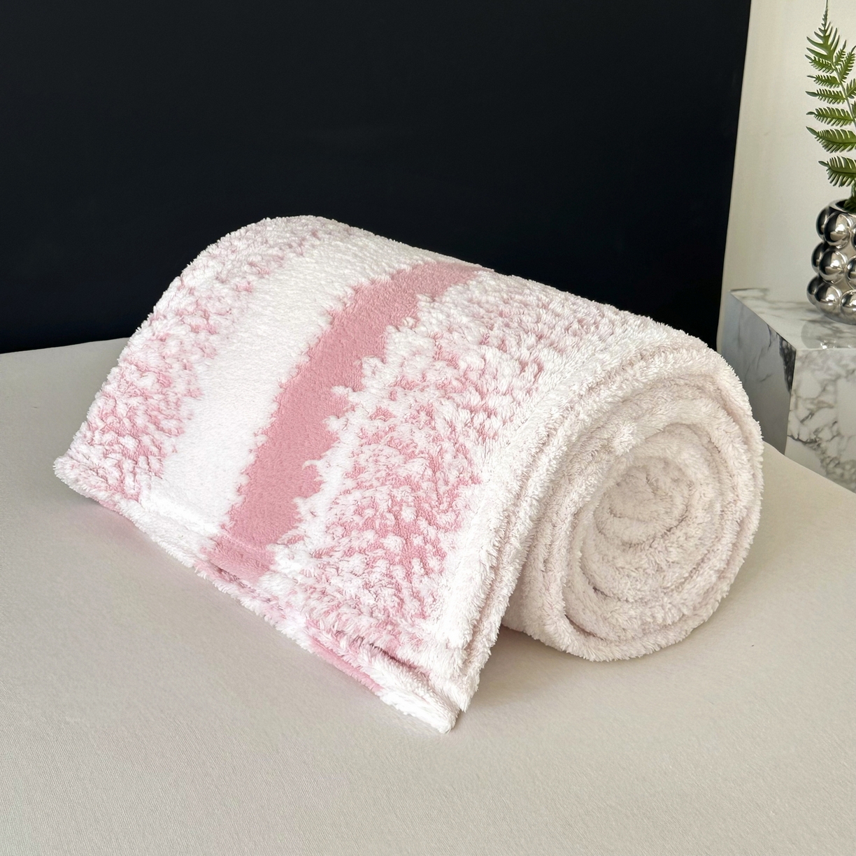 91家纺网 家纺一手货源 找家纺 春妮家纺 2025新款阳离子塔芙绒舒棉绒毛毯 塔芙-桃粉