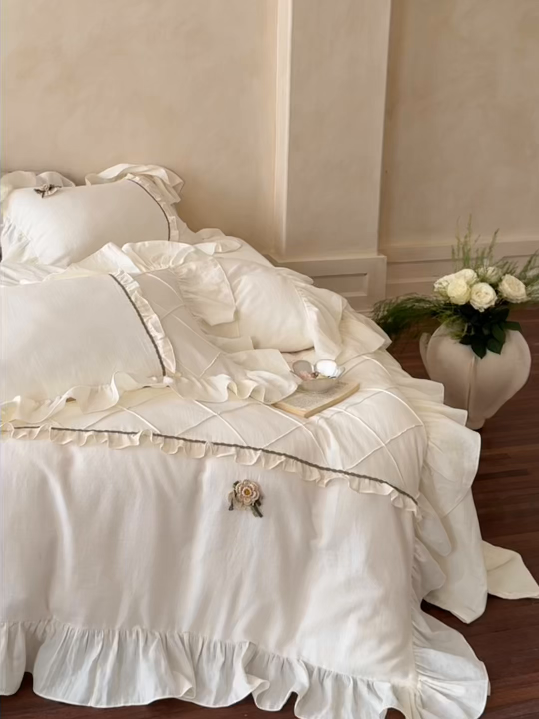 91家纺网 家纺一手货源 找家纺 佳汐蓝家纺 2025新款亲肤舒适打褶荷叶边双层皱皱纱四件套 普罗旺斯-珍珠米