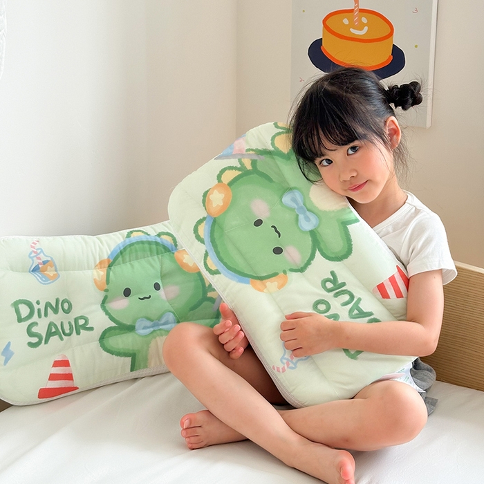 91家纺网 家纺一手货源 找家纺 嗨生活 2025新款A类大版卡通手绘AB版儿童豆豆枕枕芯系列 恐龙宝宝 30*50cm/只
