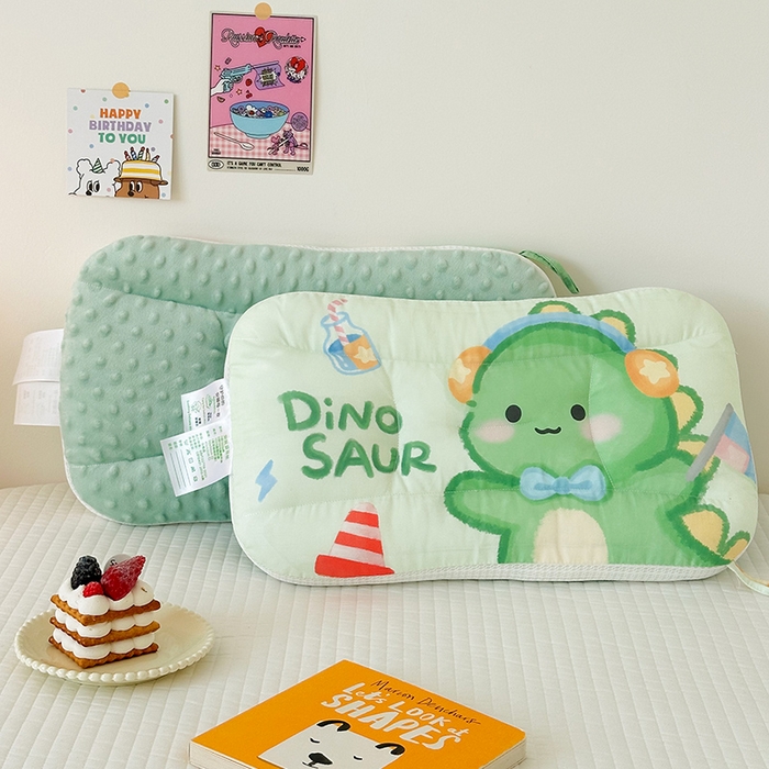 91家纺网 家纺一手货源 找家纺 嗨生活 2025新款A类大版卡通手绘AB版儿童豆豆枕枕芯系列 恐龙宝宝 40*60cm/只