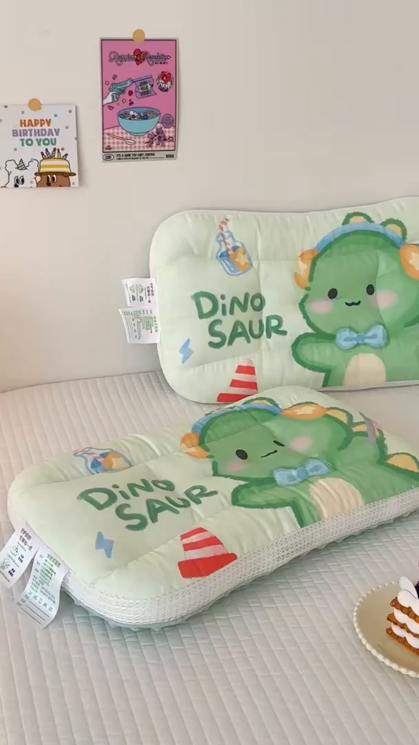 91家纺网 家纺一手货源 找家纺 嗨生活 2025新款A类大版卡通手绘AB版儿童豆豆枕枕芯系列 恐龙宝宝 40*60cm/只