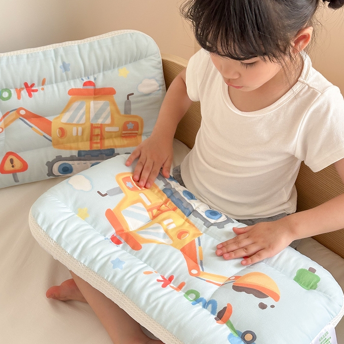 91家纺网 家纺一手货源 找家纺 嗨生活 2025新款A类大版卡通手绘AB版儿童豆豆枕枕芯系列 蓝色挖掘 40*60cm/只