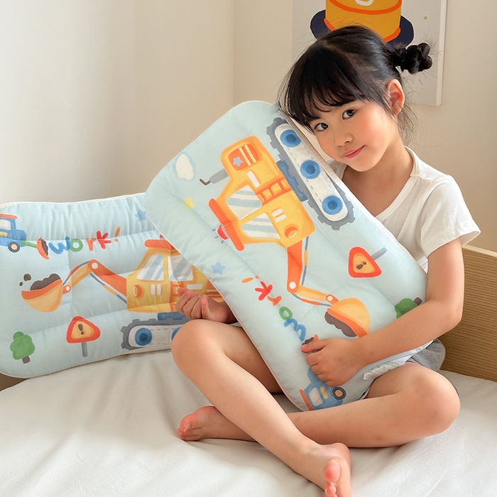 91家纺网 家纺一手货源 找家纺 嗨生活 2025新款A类大版卡通手绘AB版儿童豆豆枕枕芯系列 蓝色挖掘 40*60cm/只