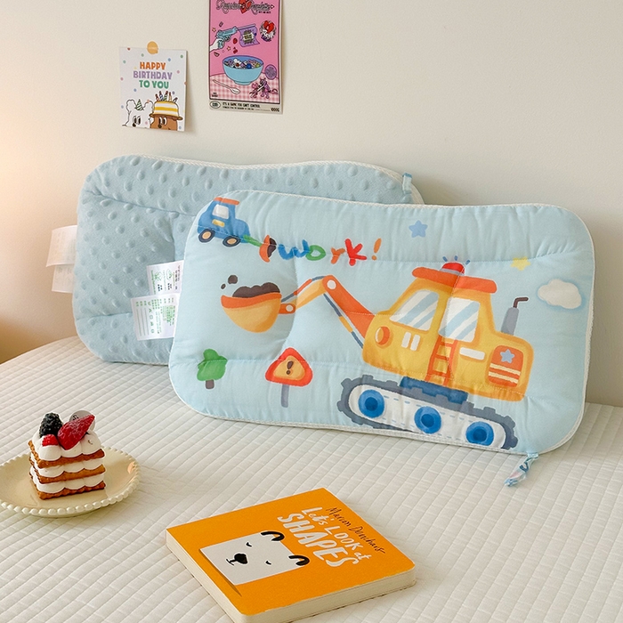 91家纺网 家纺一手货源 找家纺 嗨生活 2025新款A类大版卡通手绘AB版儿童豆豆枕枕芯系列 蓝色挖掘 40*60cm/只