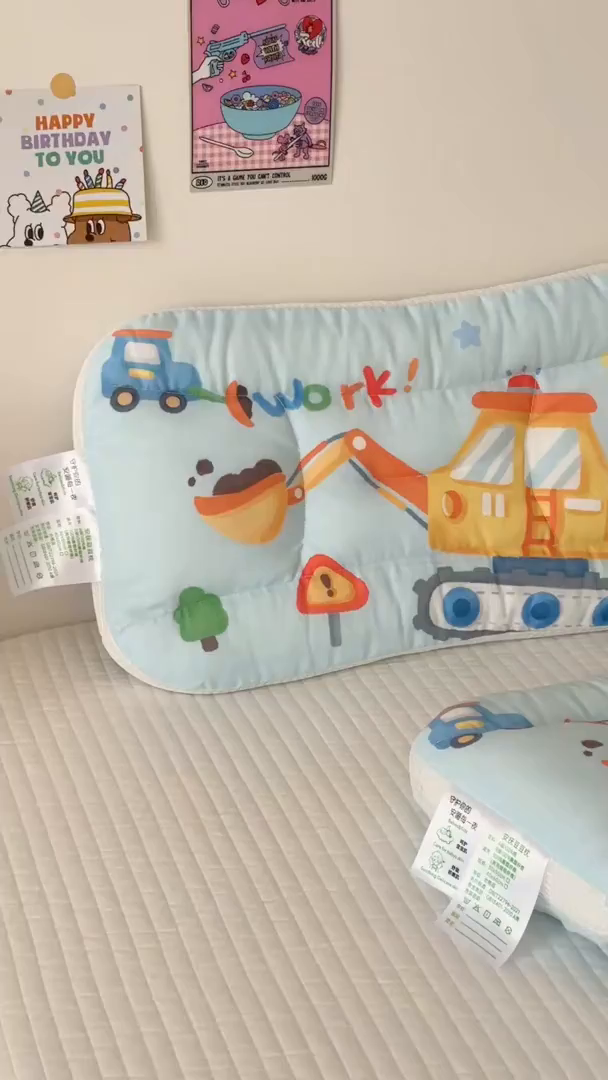 91家纺网 家纺一手货源 找家纺 嗨生活 2025新款A类大版卡通手绘AB版儿童豆豆枕枕芯系列 蓝色挖掘 40*60cm/只