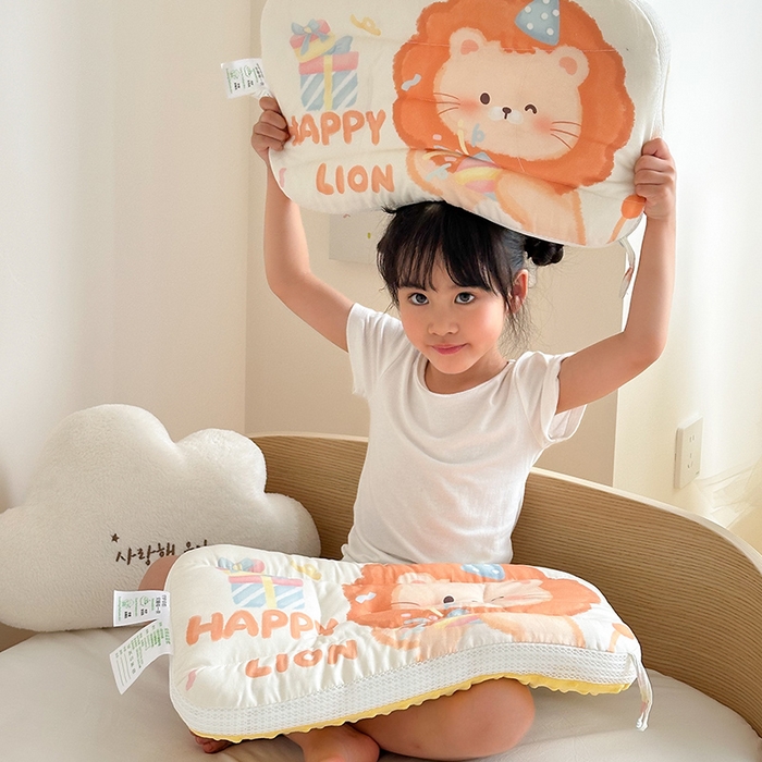 91家纺网 家纺一手货源 找家纺 嗨生活 2025新款A类大版卡通手绘AB版儿童豆豆枕枕芯系列 萌小狮 30*50cm/只