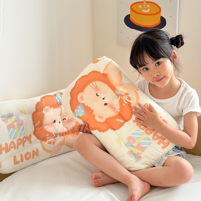 91家纺网 家纺一手货源 找家纺 嗨生活 2025新款A类大版卡通手绘AB版儿童豆豆枕枕芯系列 萌小狮 30*50cm/只