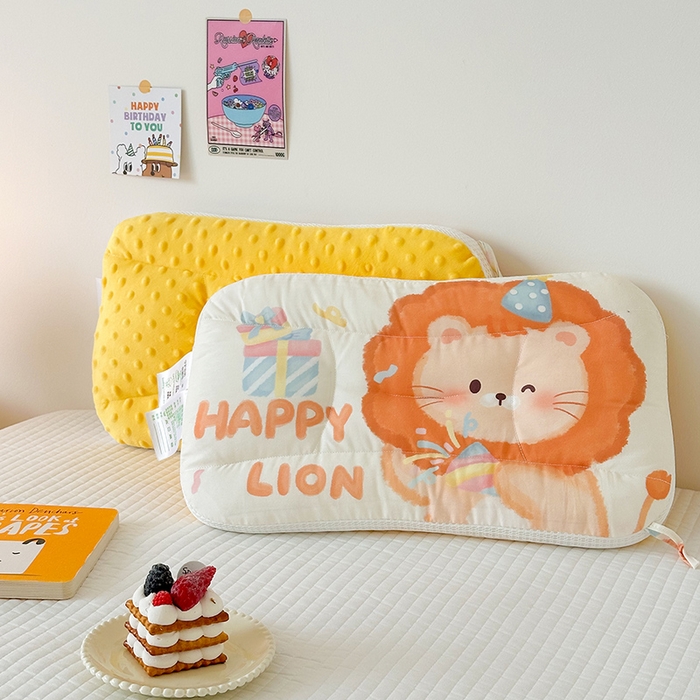 91家纺网 家纺一手货源 找家纺 嗨生活 2025新款A类大版卡通手绘AB版儿童豆豆枕枕芯系列 萌小狮 30*50cm/只