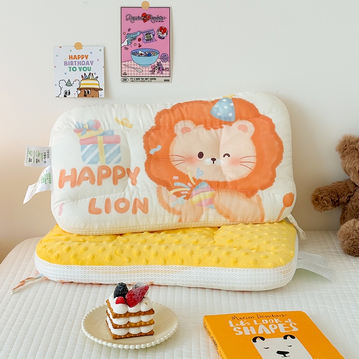 91家纺网 家纺一手货源 找家纺 嗨生活 2025新款A类大版卡通手绘AB版儿童豆豆枕枕芯系列 萌小狮 30*50cm/只