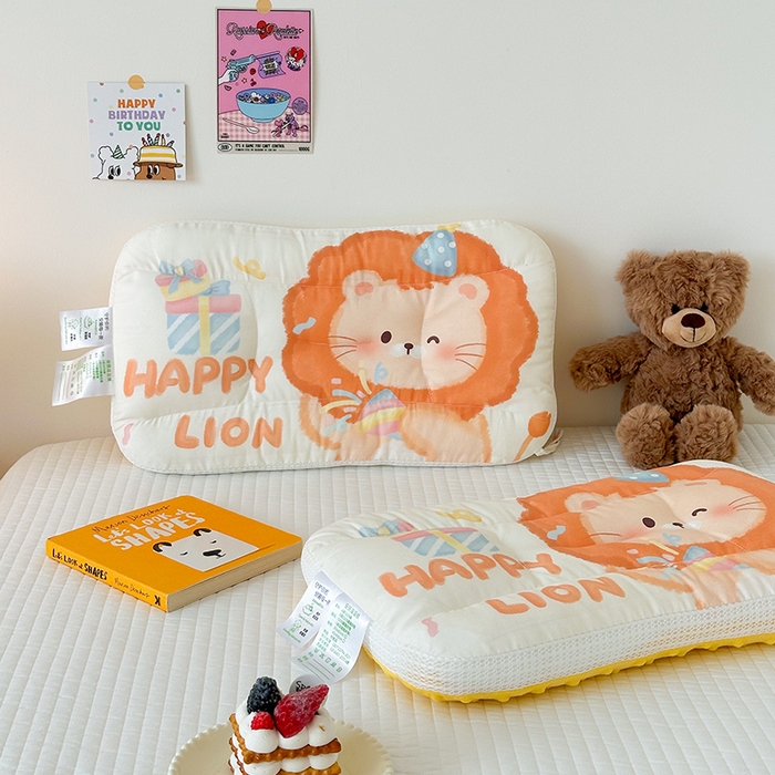 91家纺网 家纺一手货源 找家纺 嗨生活 2025新款A类大版卡通手绘AB版儿童豆豆枕枕芯系列 萌小狮 30*50cm/只