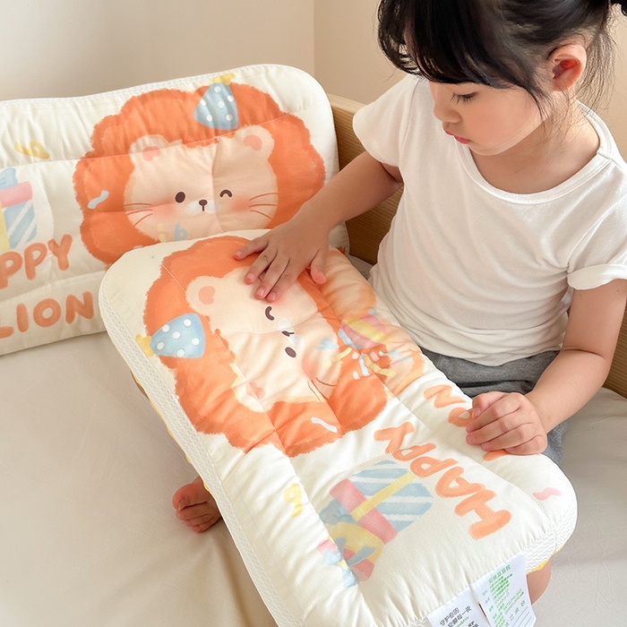 91家纺网 家纺一手货源 找家纺 嗨生活 2025新款A类大版卡通手绘AB版儿童豆豆枕枕芯系列 萌小狮 40*60cm/只