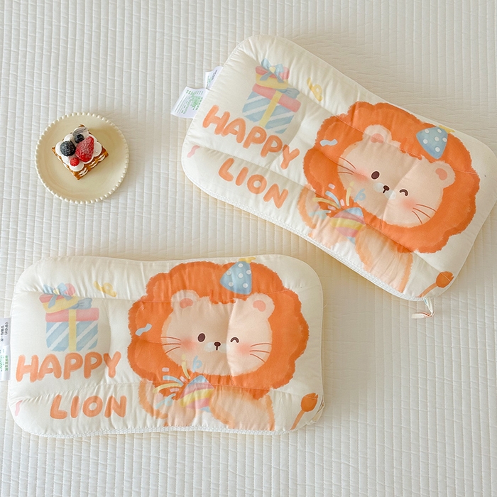 91家纺网 家纺一手货源 找家纺 嗨生活 2025新款A类大版卡通手绘AB版儿童豆豆枕枕芯系列 萌小狮 40*60cm/只