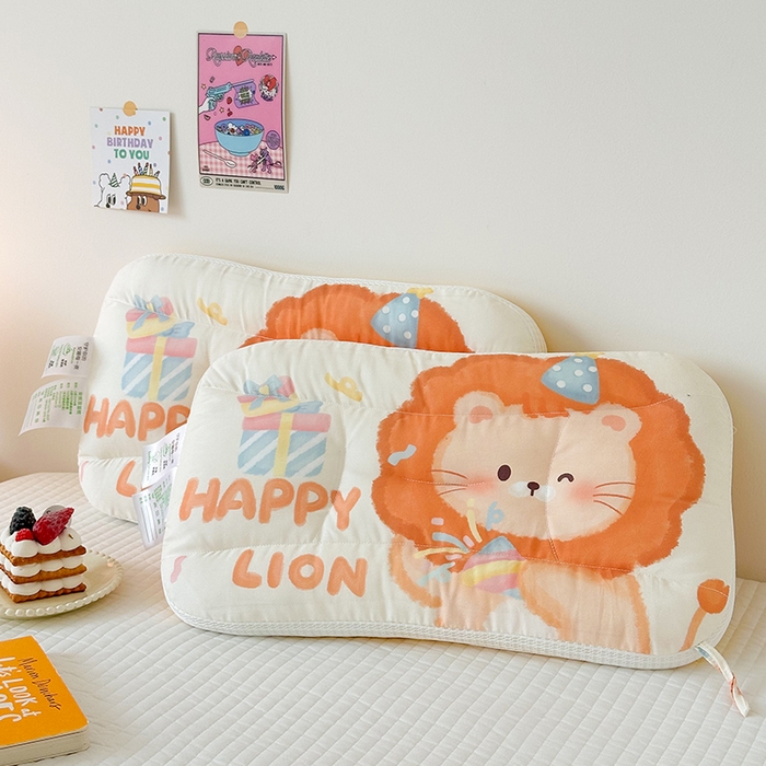 91家纺网 家纺一手货源 找家纺 嗨生活 2025新款A类大版卡通手绘AB版儿童豆豆枕枕芯系列 萌小狮 40*60cm/只