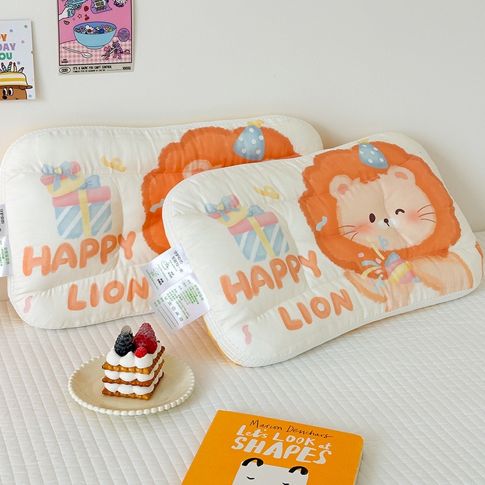 91家纺网 家纺一手货源 找家纺 嗨生活 2025新款A类大版卡通手绘AB版儿童豆豆枕枕芯系列 萌小狮 40*60cm/只