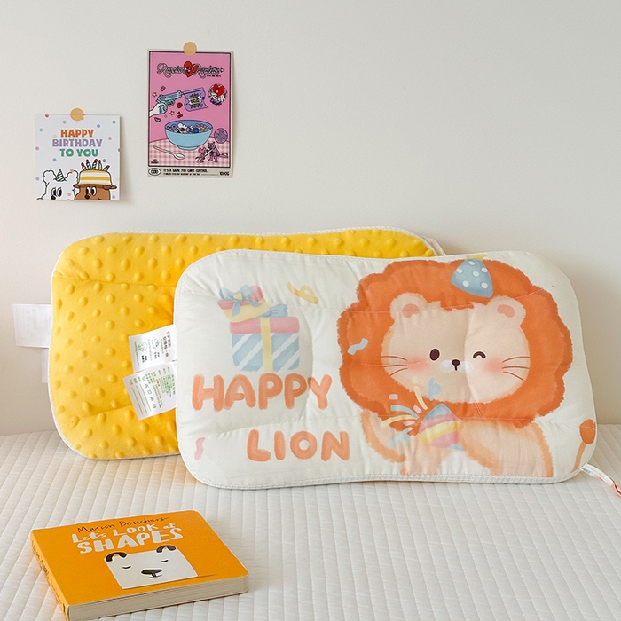 91家纺网 家纺一手货源 找家纺 嗨生活 2025新款A类大版卡通手绘AB版儿童豆豆枕枕芯系列 萌小狮 40*60cm/只