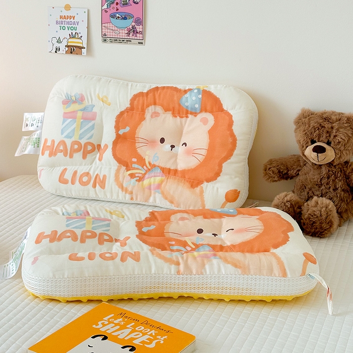 91家纺网 家纺一手货源 找家纺 嗨生活 2025新款A类大版卡通手绘AB版儿童豆豆枕枕芯系列 萌小狮 40*60cm/只