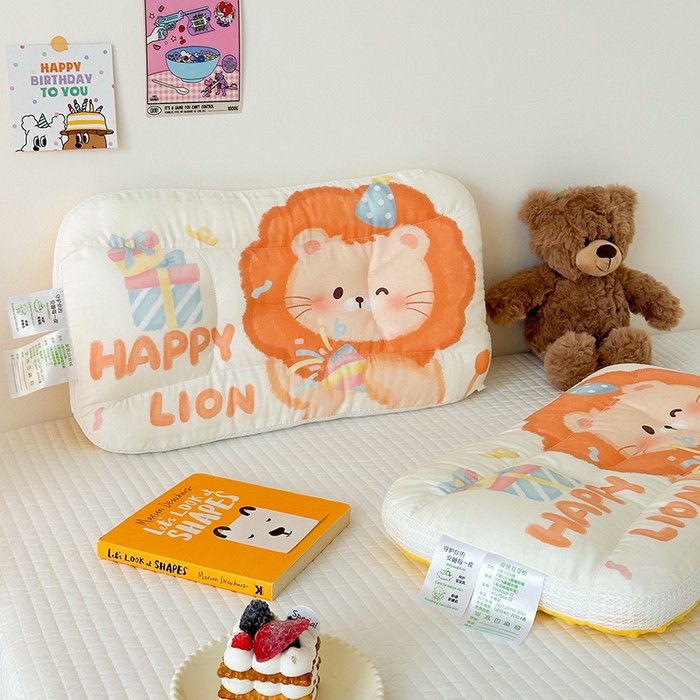 91家纺网 家纺一手货源 找家纺 嗨生活 2025新款A类大版卡通手绘AB版儿童豆豆枕枕芯系列 萌小狮 40*60cm/只