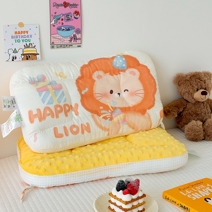 91家纺网 家纺一手货源 找家纺 嗨生活 2025新款A类大版卡通手绘AB版儿童豆豆枕枕芯系列 萌小狮 40*60cm/只