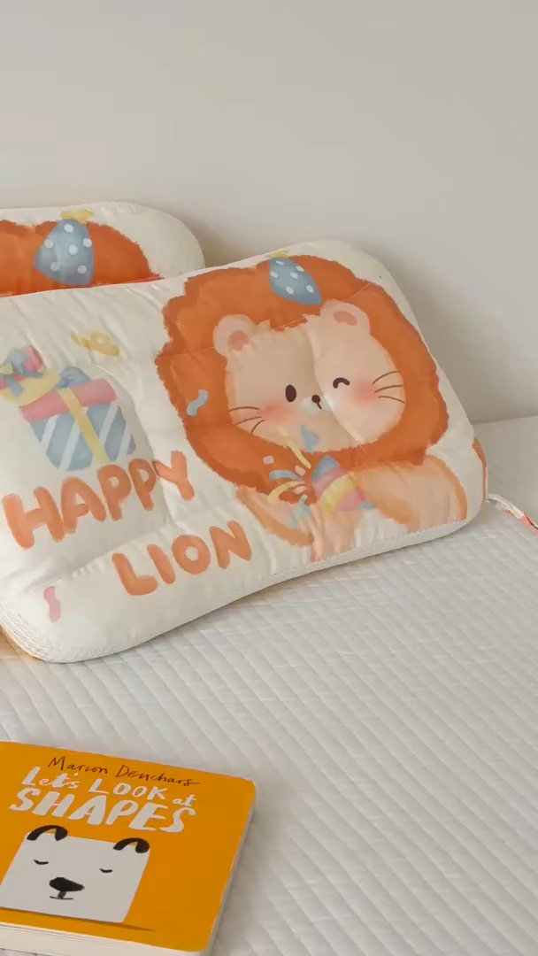 91家纺网 家纺一手货源 找家纺 嗨生活 2025新款A类大版卡通手绘AB版儿童豆豆枕枕芯系列 萌小狮 40*60cm/只