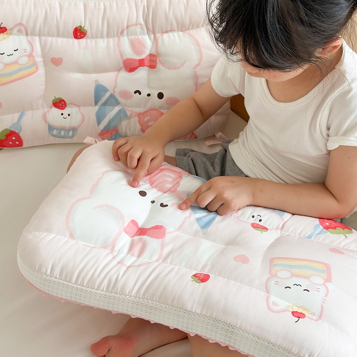 91家纺网 家纺一手货源 找家纺 嗨生活 2025新款A类大版卡通手绘AB版儿童豆豆枕枕芯系列 萌小兔 40*60cm/只