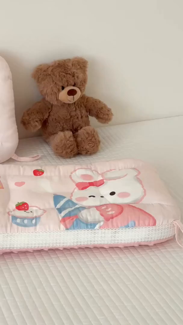 91家纺网 家纺一手货源 找家纺 嗨生活 2025新款A类大版卡通手绘AB版儿童豆豆枕枕芯系列 萌小兔 40*60cm/只