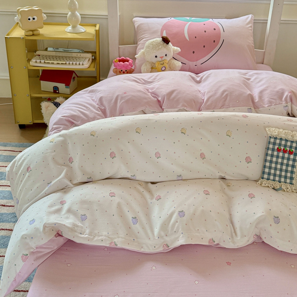 91家纺网 家纺一手货源 找家纺 港岛妹妹 2025新款软柔棉105g大版双面印花宿舍学生三件套上下铺三件套 桃子汽水