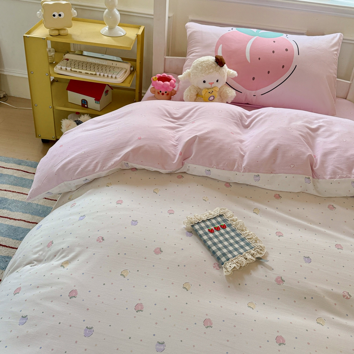 91家纺网 家纺一手货源 找家纺 港岛妹妹 2025新款软柔棉105g大版双面印花宿舍学生三件套上下铺三件套 桃子汽水