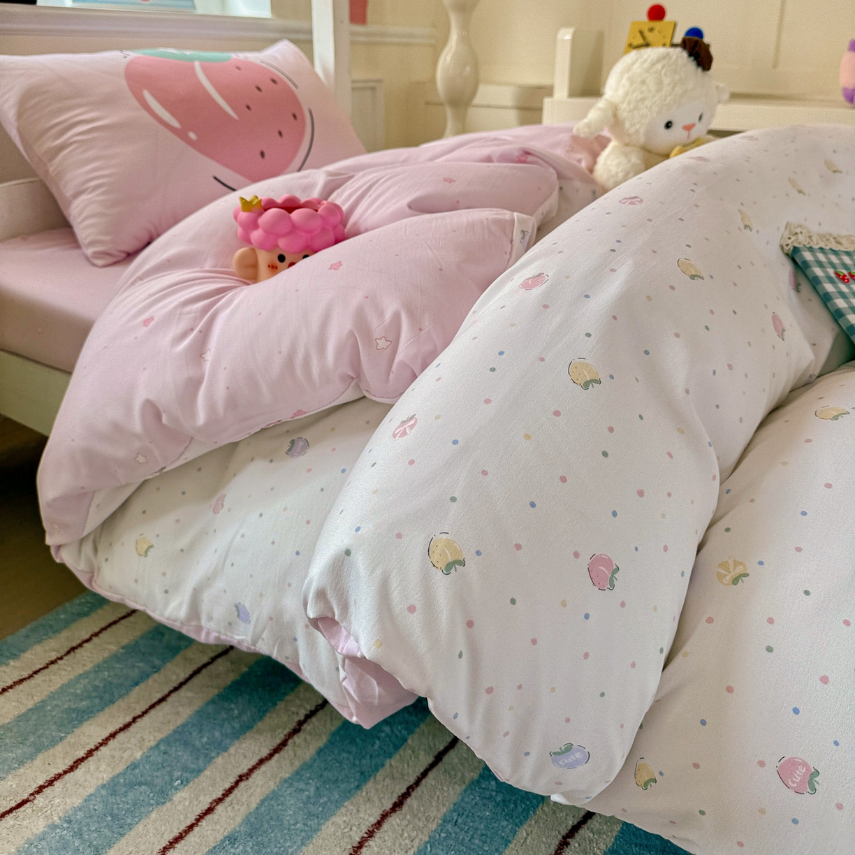 91家纺网 家纺一手货源 找家纺 港岛妹妹 2025新款软柔棉105g大版双面印花宿舍学生三件套上下铺三件套 桃子汽水