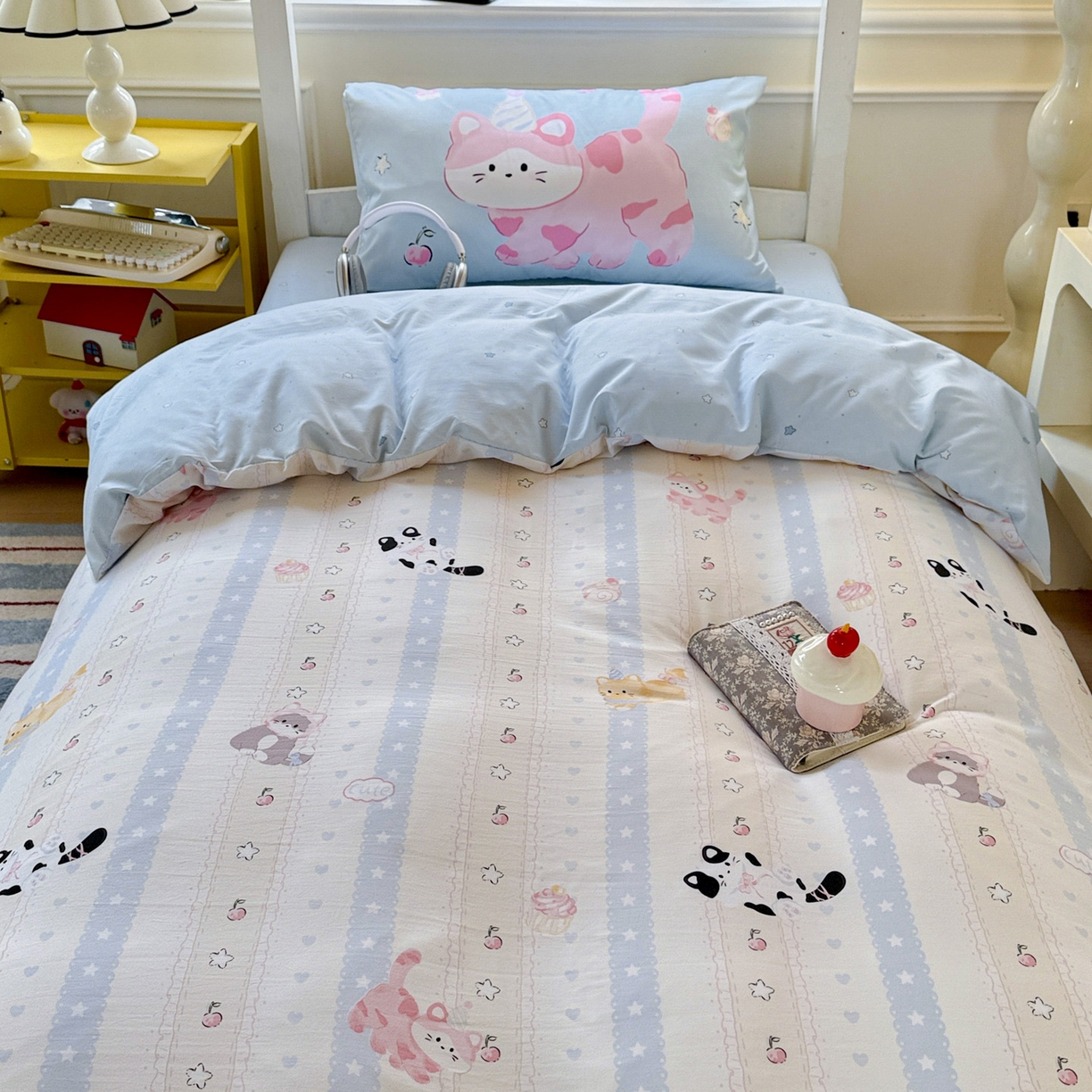 91家纺网 家纺一手货源 找家纺 港岛妹妹 2025新款软柔棉105g大版双面印花宿舍学生三件套上下铺三件套 甜心小猫