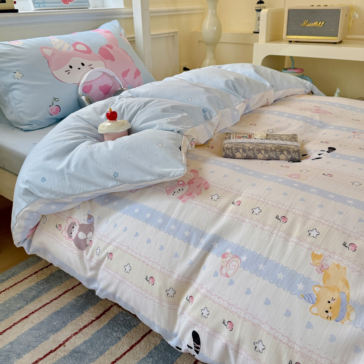 91家纺网 家纺一手货源 找家纺 港岛妹妹 2025新款软柔棉105g大版双面印花宿舍学生三件套上下铺三件套 甜心小猫