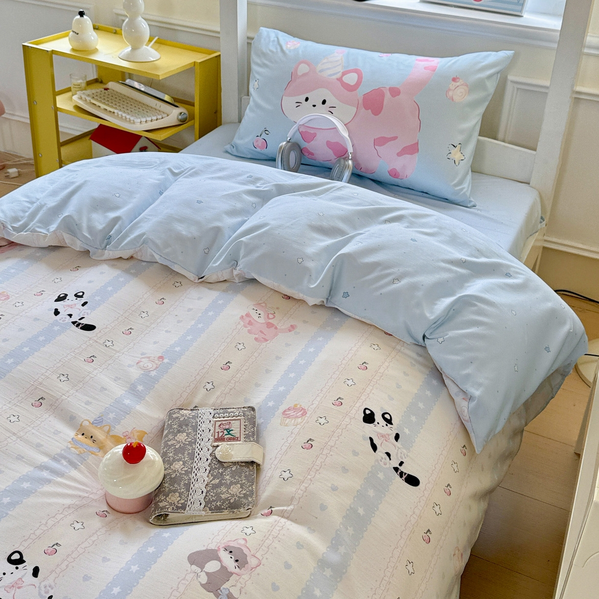 91家纺网 家纺一手货源 找家纺 港岛妹妹 2025新款软柔棉105g大版双面印花宿舍学生三件套上下铺三件套 甜心小猫