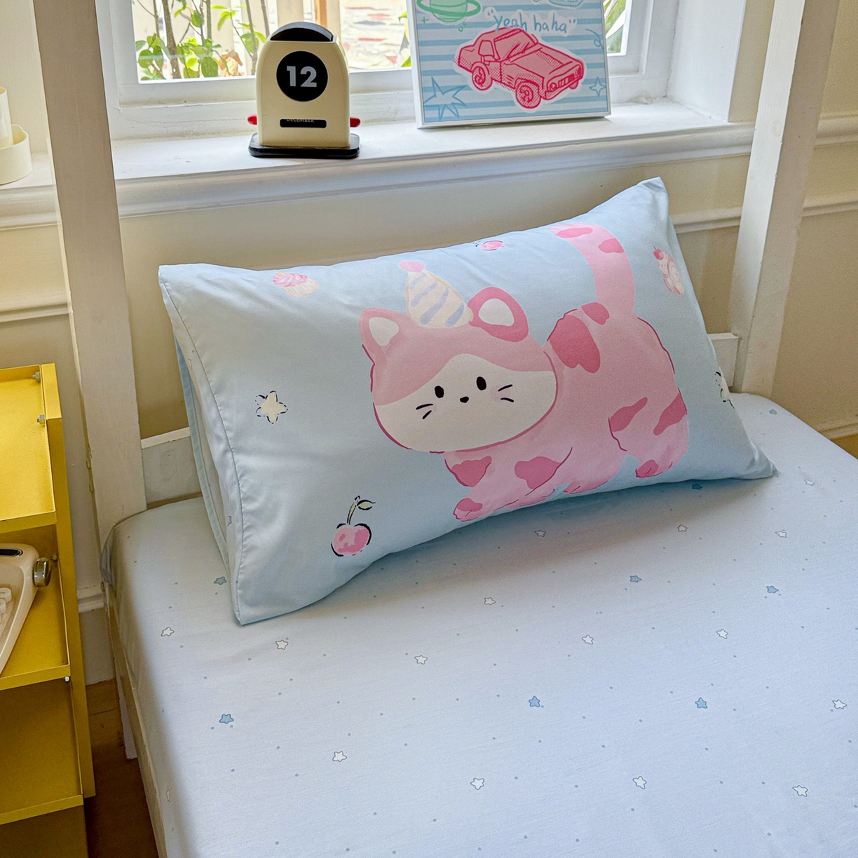 91家纺网 家纺一手货源 找家纺 港岛妹妹 2025新款软柔棉105g大版双面印花宿舍学生三件套上下铺三件套 甜心小猫