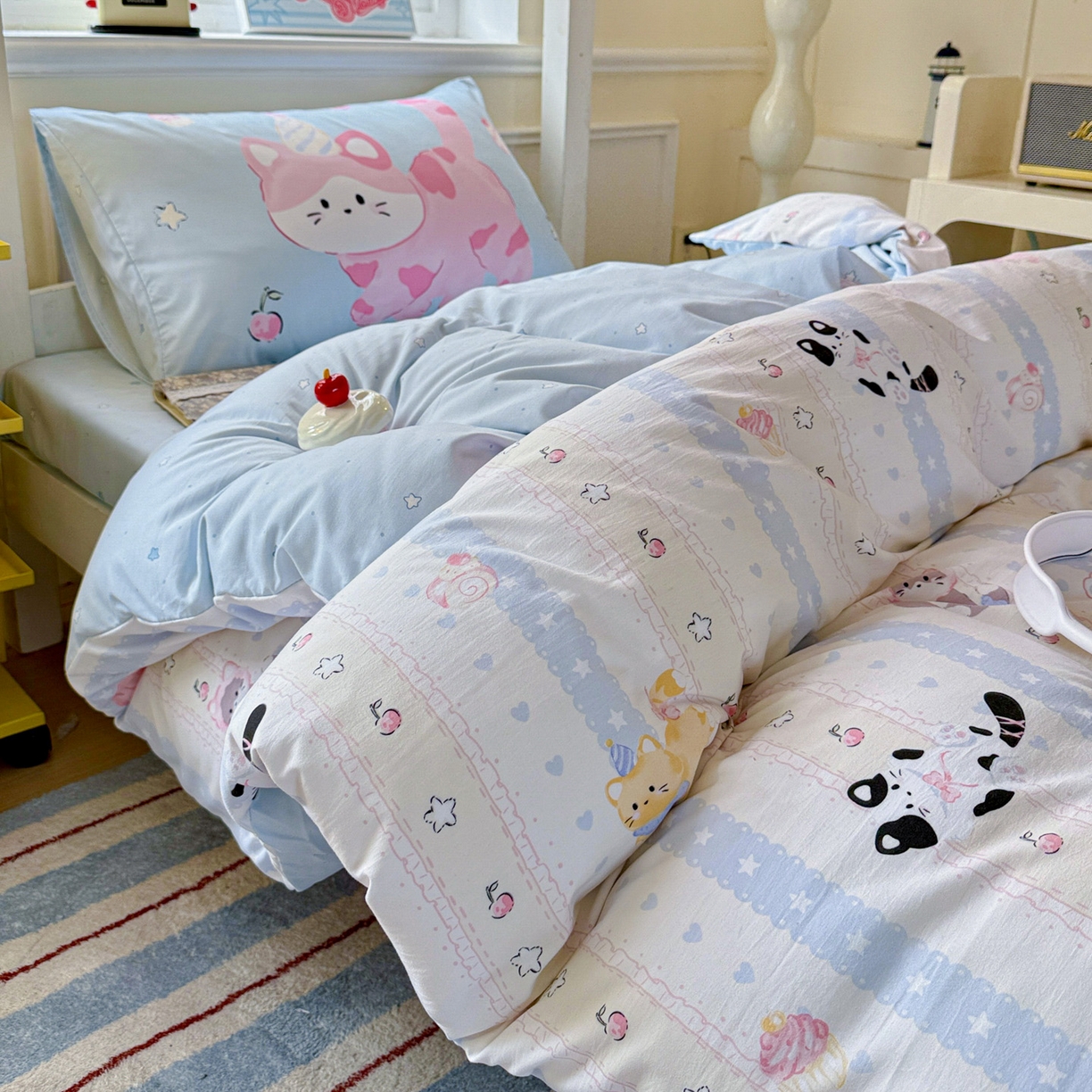 91家纺网 家纺一手货源 找家纺 港岛妹妹 2025新款软柔棉105g大版双面印花宿舍学生三件套上下铺三件套 甜心小猫