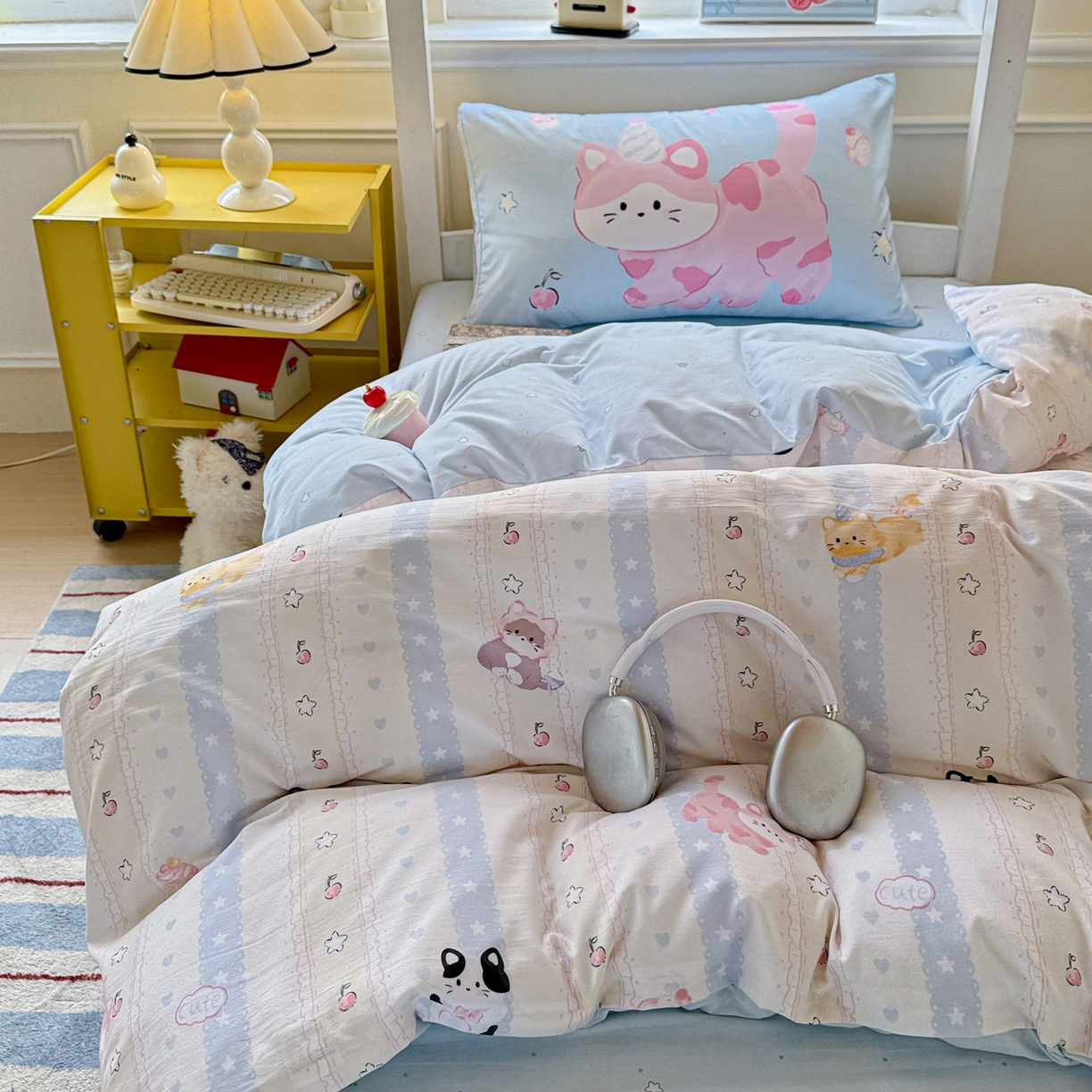91家纺网 家纺一手货源 找家纺 港岛妹妹 2025新款软柔棉105g大版双面印花宿舍学生三件套上下铺三件套 甜心小猫