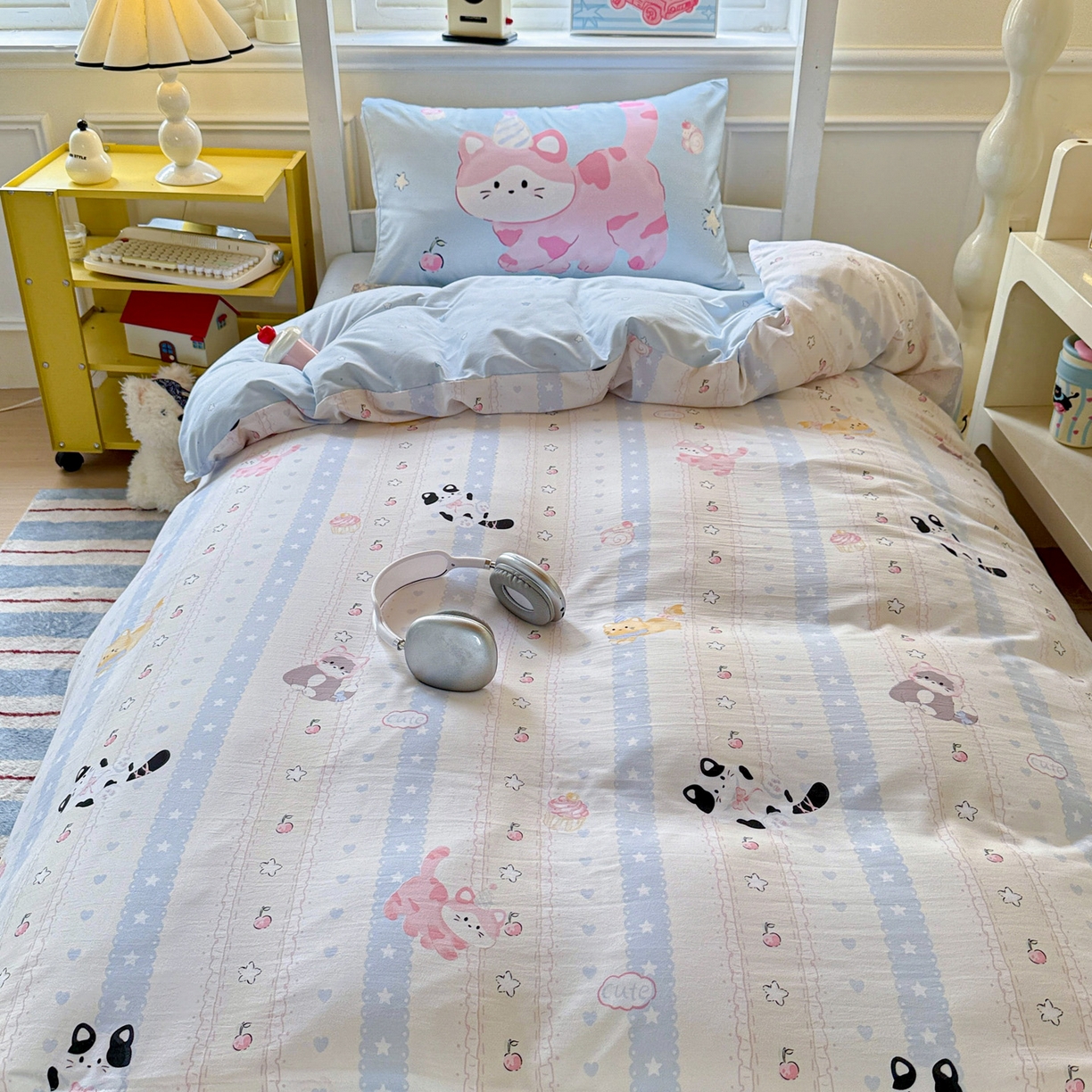91家纺网 家纺一手货源 找家纺 港岛妹妹 2025新款软柔棉105g大版双面印花宿舍学生三件套上下铺三件套 甜心小猫