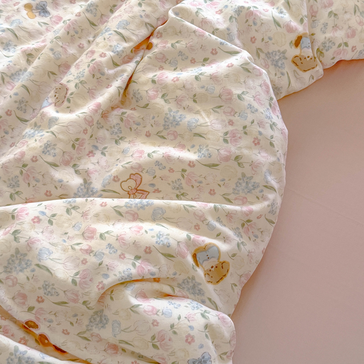 91家纺网 家纺一手货源 找家纺 麦伦家居 2025新款A类全棉纯棉有氧双层纱人字纹提花四件套 花丛狗狗