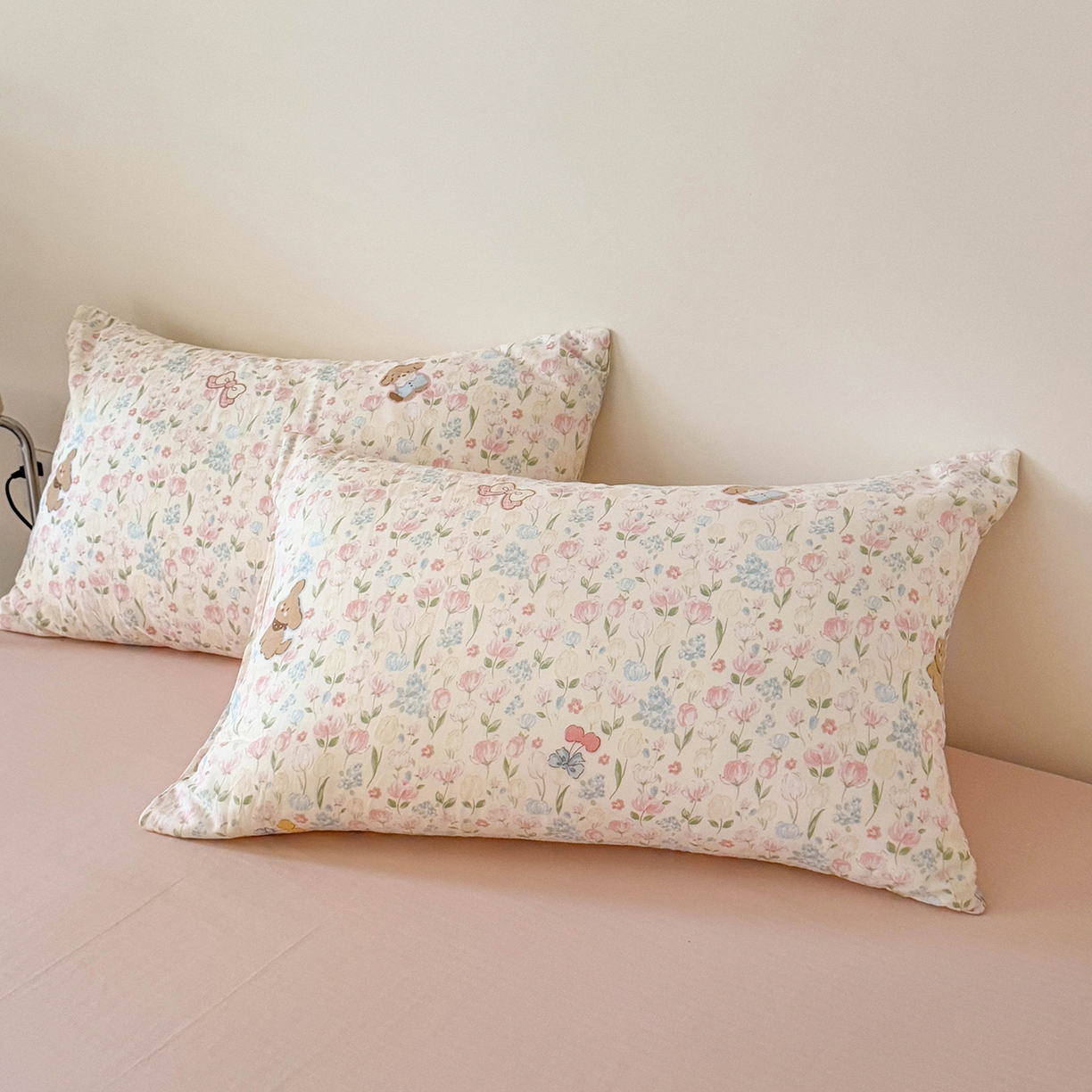 91家纺网 家纺一手货源 找家纺 麦伦家居 2025新款A类全棉纯棉有氧双层纱人字纹提花四件套 花丛狗狗