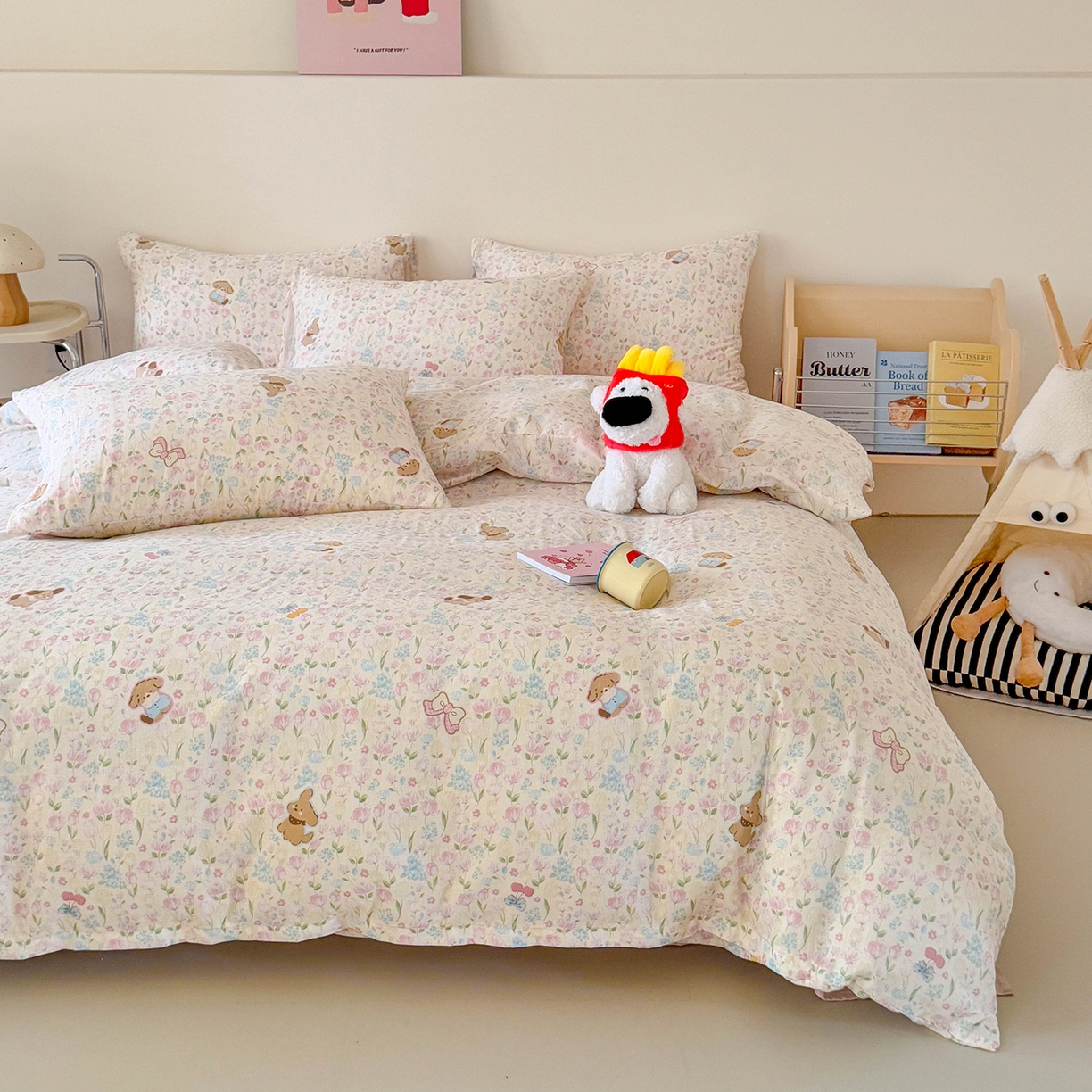 91家纺网 家纺一手货源 找家纺 麦伦家居 2025新款A类全棉纯棉有氧双层纱人字纹提花四件套 花丛狗狗