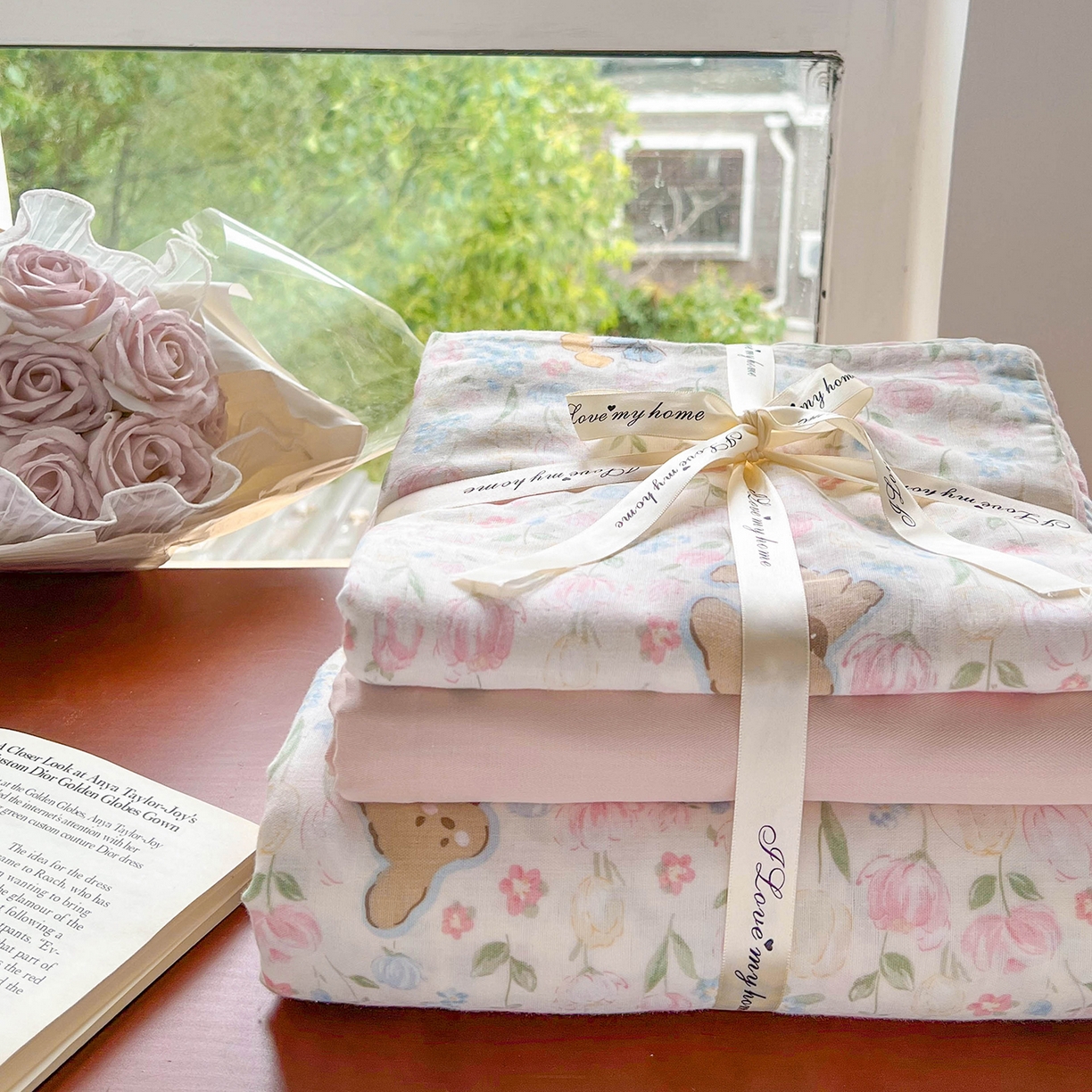 91家纺网 家纺一手货源 找家纺 麦伦家居 2025新款A类全棉纯棉有氧双层纱人字纹提花四件套 花丛狗狗