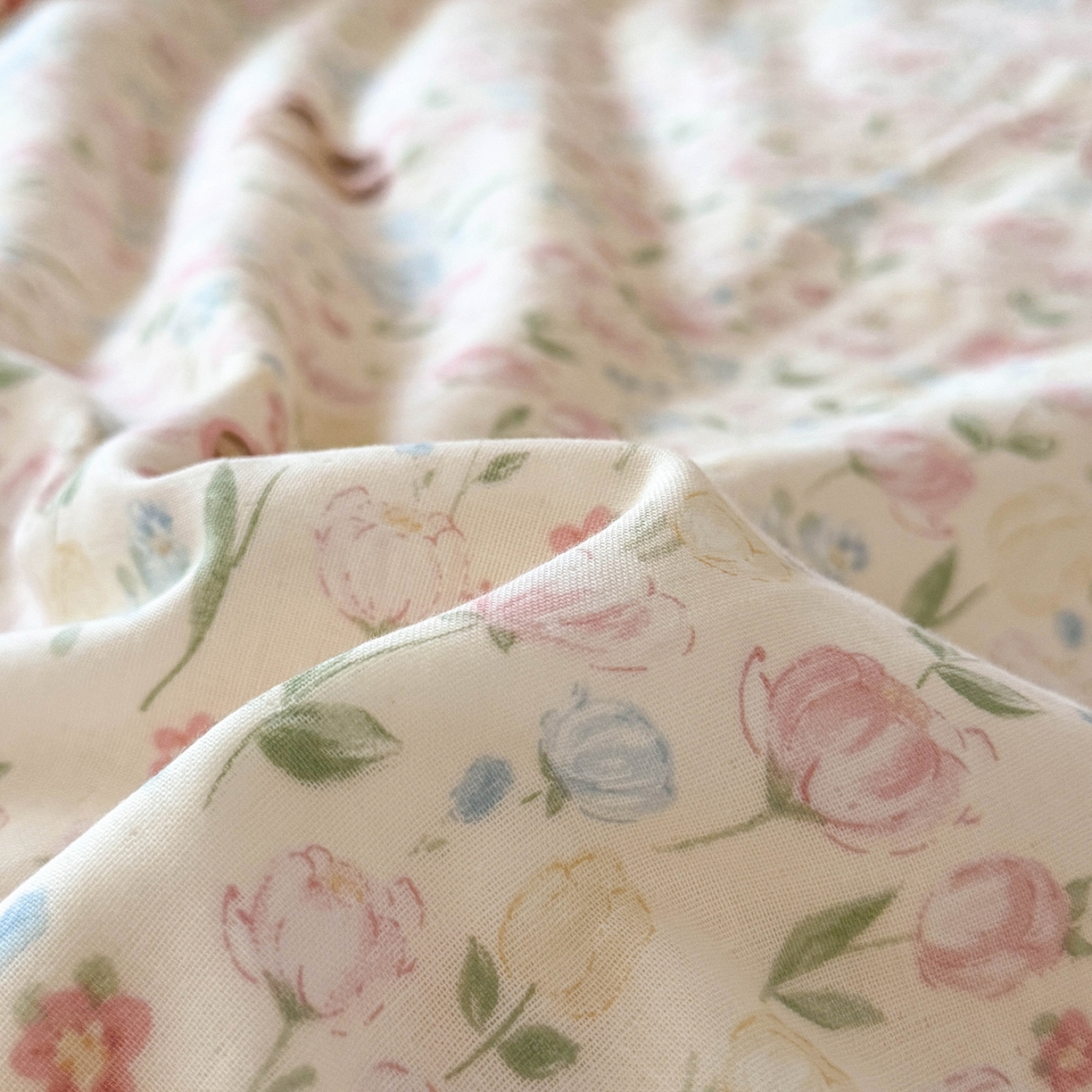 91家纺网 家纺一手货源 找家纺 麦伦家居 2025新款A类全棉纯棉有氧双层纱人字纹提花四件套 花丛狗狗