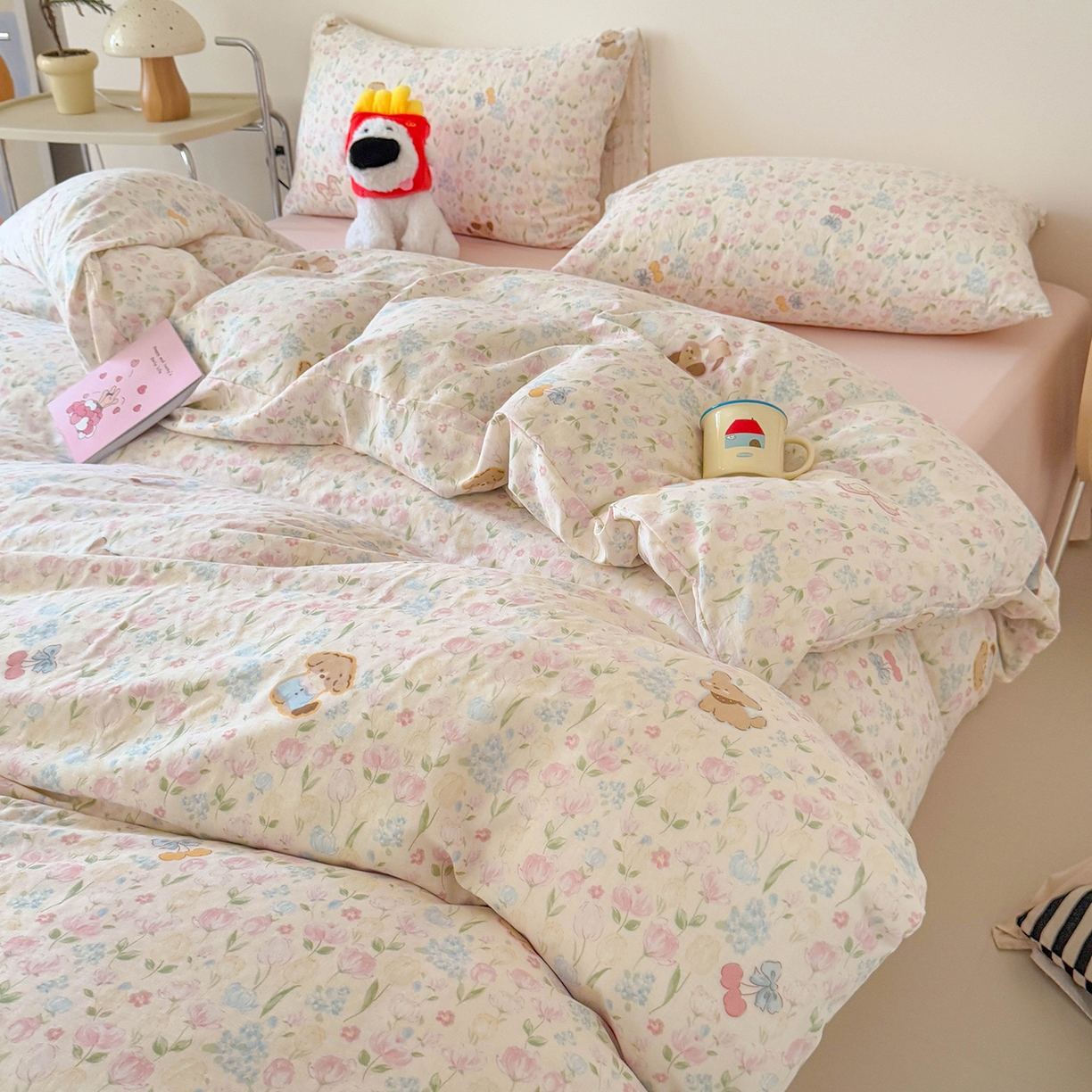 91家纺网 家纺一手货源 找家纺 麦伦家居 2025新款A类全棉纯棉有氧双层纱人字纹提花四件套 花丛狗狗