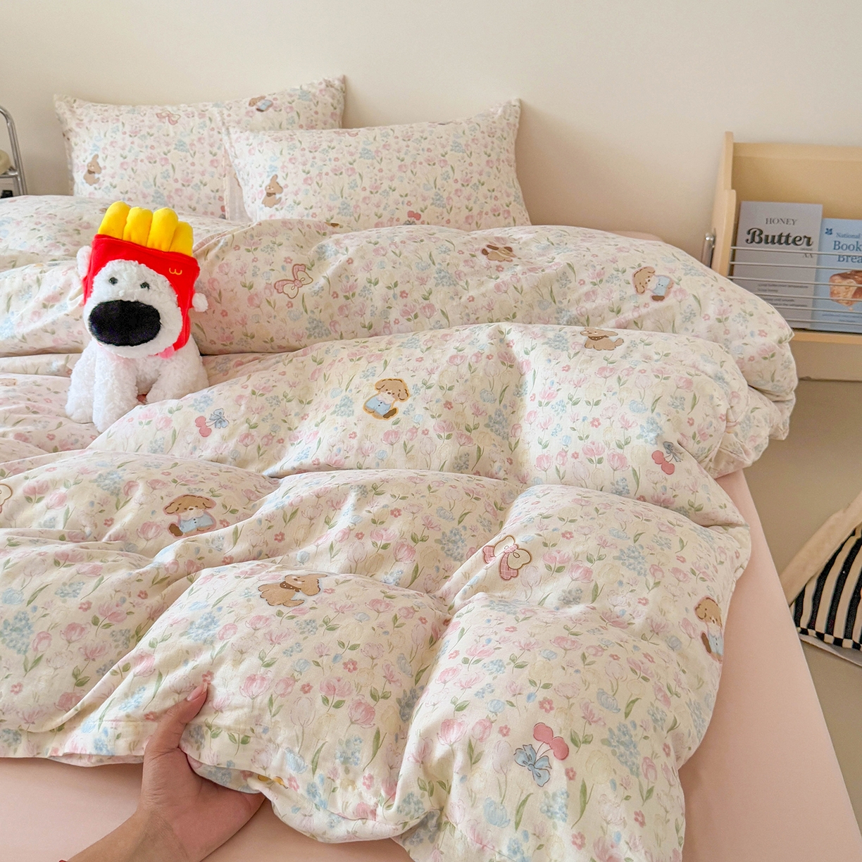 91家纺网 家纺一手货源 找家纺 麦伦家居 2025新款A类全棉纯棉有氧双层纱人字纹提花四件套 花丛狗狗