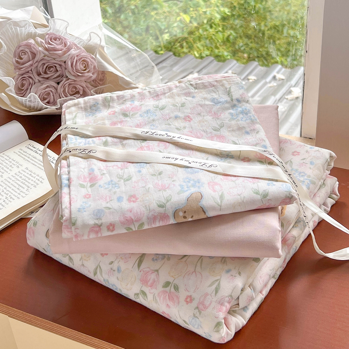 91家纺网 家纺一手货源 找家纺 麦伦家居 2025新款A类全棉纯棉有氧双层纱人字纹提花四件套 花丛狗狗