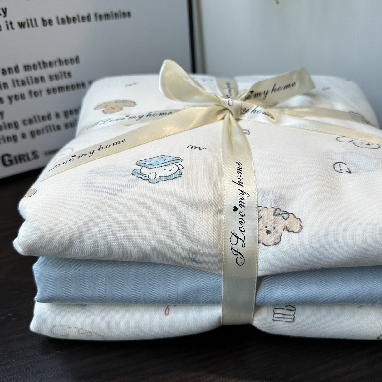 91家纺网 家纺一手货源 找家纺 麦伦家居 2025新款A类全棉纯棉有氧双层纱人字纹提花四件套 卷毛狗