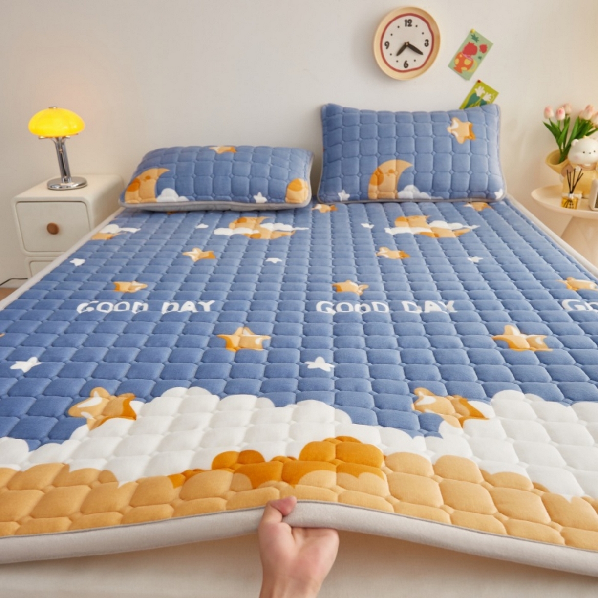 91家纺网 家纺一手货源 找家纺 （总）奇丝雅 2025新款A类牛奶绒夹棉印花床褥床垫家用软垫床护垫-大床款