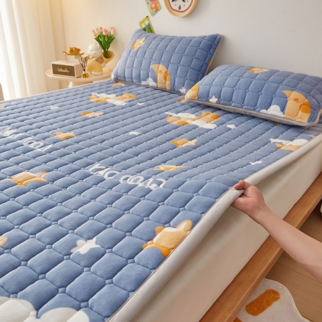 91家纺网 家纺一手货源 找家纺 （总）奇丝雅 2025新款A类牛奶绒夹棉印花床褥床垫家用软垫床护垫-大床款