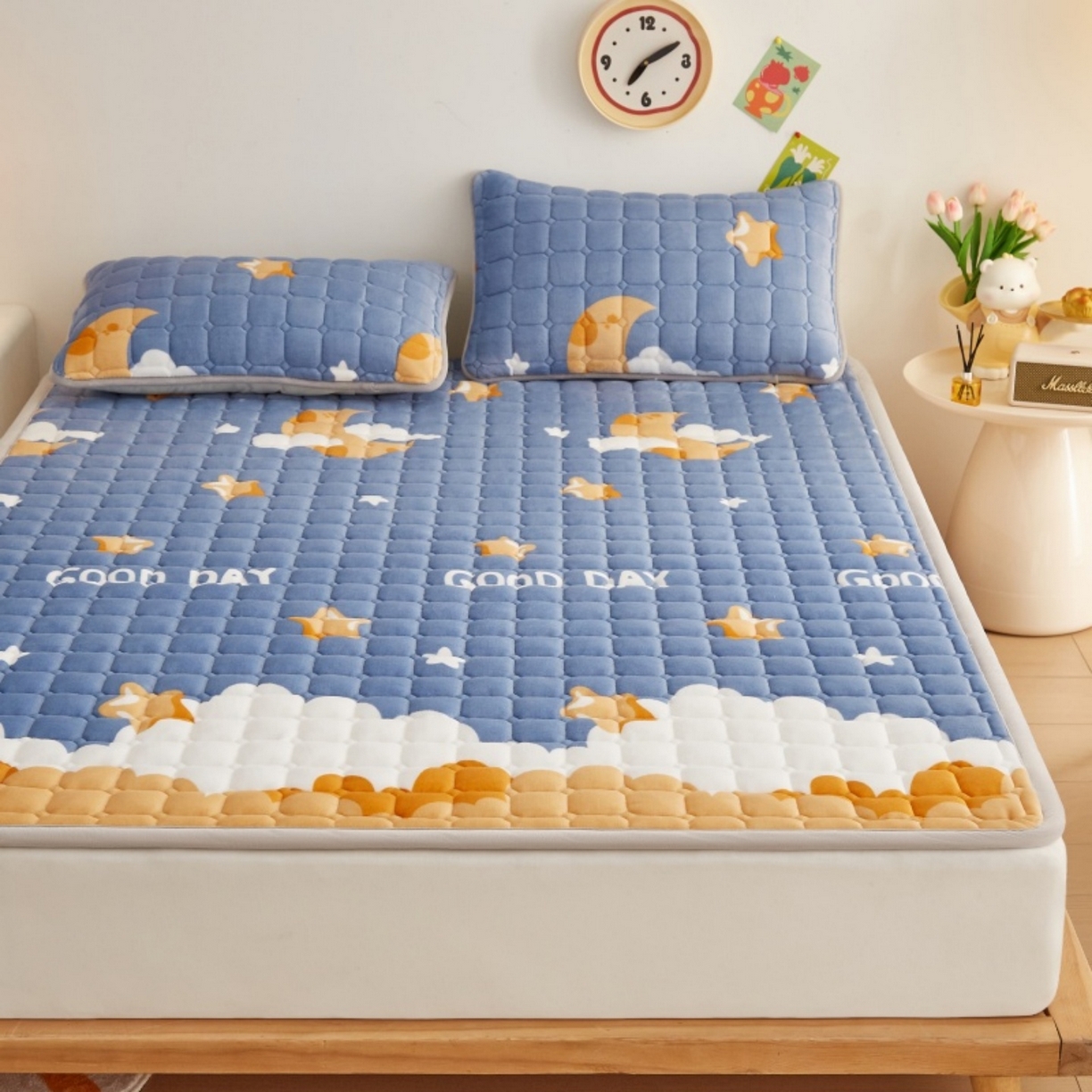 91家纺网 家纺一手货源 找家纺 （总）奇丝雅 2025新款A类牛奶绒夹棉印花床褥床垫家用软垫床护垫-大床款