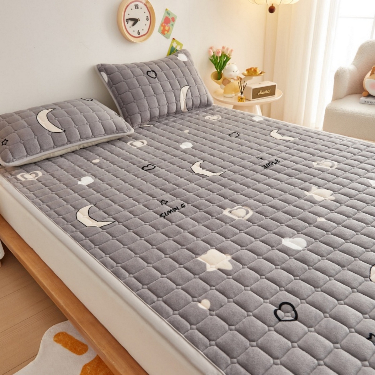 91家纺网 家纺一手货源 找家纺 奇丝雅 2025新款A类牛奶绒夹棉印花床褥床垫家用软垫床护垫-大床款 满天星