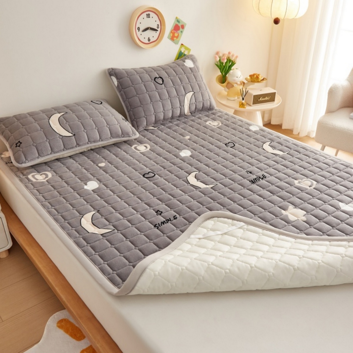 91家纺网 家纺一手货源 找家纺 奇丝雅 2025新款A类牛奶绒夹棉印花床褥床垫家用软垫床护垫-大床款 满天星