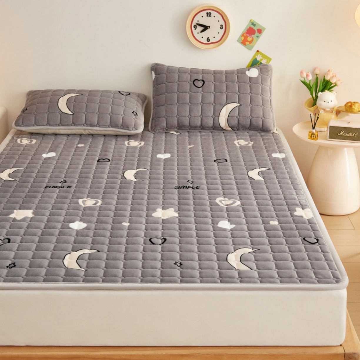 91家纺网 家纺一手货源 找家纺 奇丝雅 2025新款A类牛奶绒夹棉印花床褥床垫家用软垫床护垫-大床款 满天星